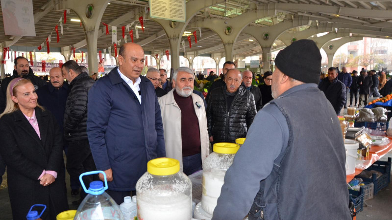Emek Pazaryerine giden CHP İl Başkanı Vakkas Acar'a hem esnafın hem vatandaşın isyanı ile karşılaştı