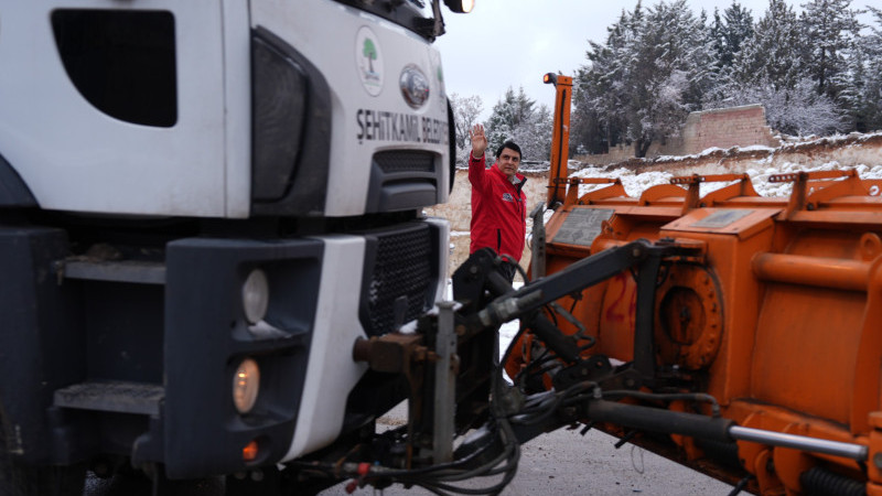 ŞEHİTKAMİL’DE KAR MESAİSİ  YILMAZ: “EKİPLERİMİZ 7/24 SAHADA” 
