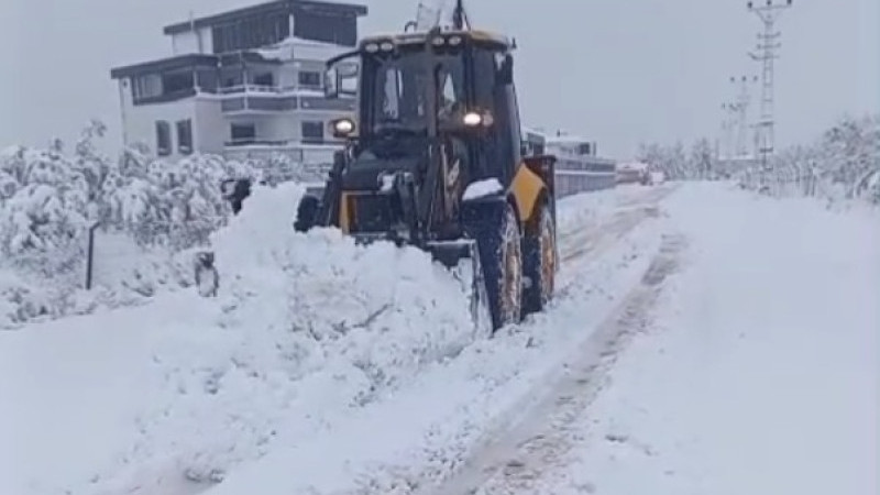 BÜYÜKŞEHİR,  EŞ ZAMANLI TÜM İLÇELERDE KARLA MÜCADELEDE SAHADA