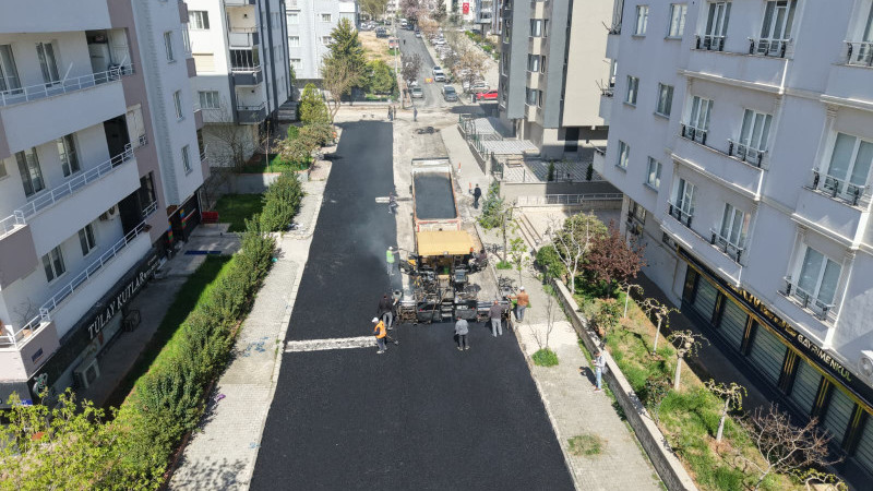 ŞEHİTKAMİL'DE YOLLAR YENİLENİYOR