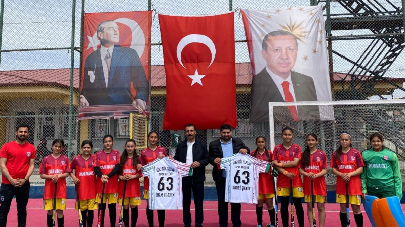 Gaziantep’te Örnek Dayanışma: Suruçlu Kızlar Hokey Takımına Büyük Destek.