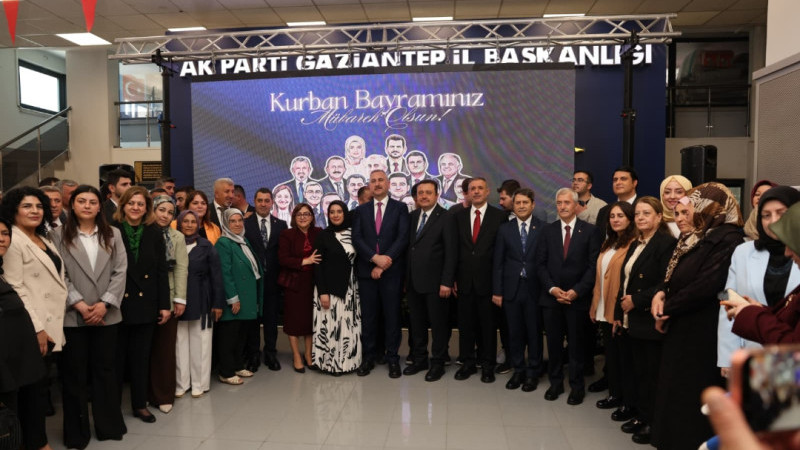 AK PARTİ GAZİANTEP’TE TARİHİ BAYRAMLAŞMA İZDİHAMI, TIPKI 2002 RUHU GİBİ   BÜYÜK BİR COŞKUYLA ; 