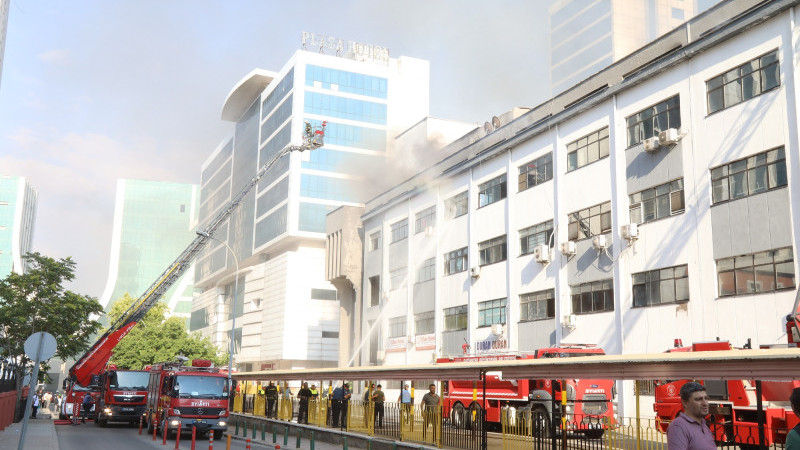 GAZİANTEP BÜYÜKŞEHİR İTFAİYESİ, İŞ MERKEZİNDE ÇIKAN YANGINI KONTROL ALTINA ALDI