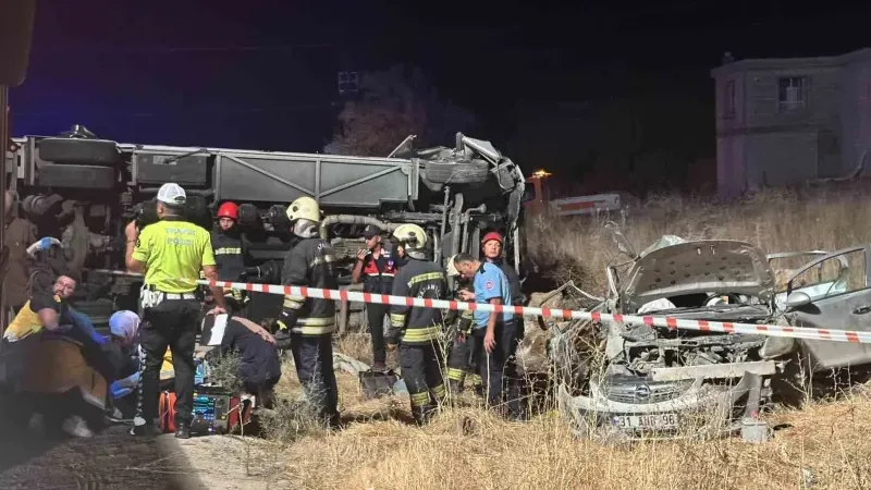 Gaziantep Nurdağı’nda Feci Kaza: Servis Midibüsü ile Otomobil Çarpıştı, 7 Ölü 13 Yaralı