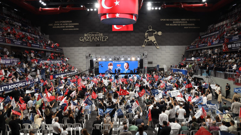 15. YEREL VE ULUSAL BASINLA BULUŞTU, ARDINDAN KALABALIKLARA HİTAP ETTİ